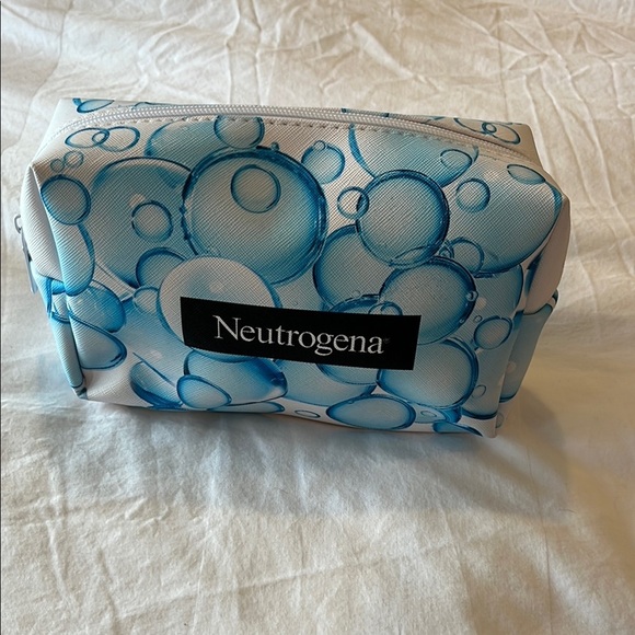 Neutrogena Makeup Bag & Black Sleep Mask for Immersive Relaxation - Picture 5 of 6